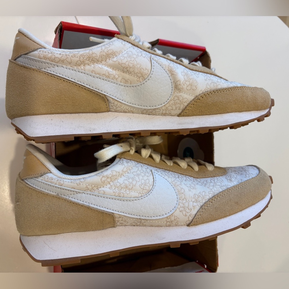 W Nike Daybreak SE - Tan/Cream Floral - Size 8.5